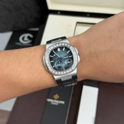 Đồng hồ Patek Philippe Nautilus 5722G-001 40mm Moissanite Dial Blue Replica 1:1 – Top Quality Version
