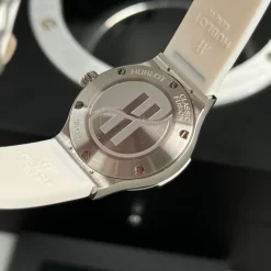 Đồng hồ Hublot Classic Fusion Diamonds Moissanite Pave 33mm Dial Wthie Replica 1:1-Top Quality Version