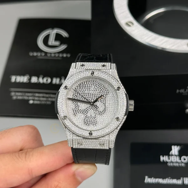 Đồng hồ Hublot Classic Fusion Full Diamonds Moissanite Pave 42mm Dial Black Replica 1:1-Top Quality Version