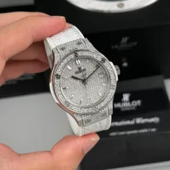 Đồng hồ Hublot Classic Fusion Diamonds Moissanite Pave 38mm Dial Wthie Replica 1:1-Top Quality Version