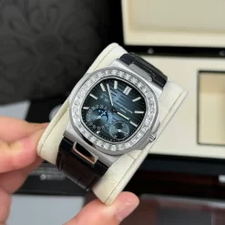 Đồng hồ Patek Philippe Nautilus 5722G-001 40mm Moissanite Dial Blue Replica 1:1 – Top Quality Version