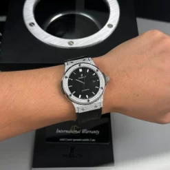 Đồng hồ Hublot Classic Fusion Diamonds Moissanite Pave 42mm Dial Black Replica 1:1-Top Quality Version