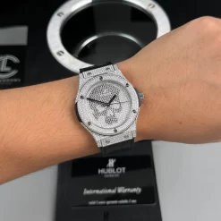 Đồng hồ Hublot Classic Fusion Full Diamonds Moissanite Pave 42mm Dial Black Replica 1:1-Top Quality Version