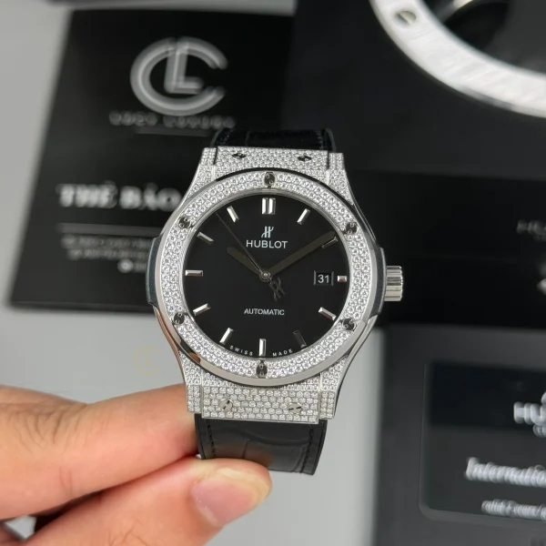 Đồng hồ Hublot Classic Fusion Diamonds Moissanite Pave 42mm Dial Black Replica 1:1-Top Quality Version