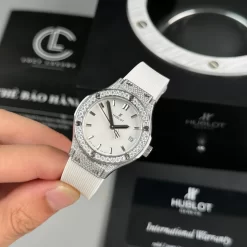 Đồng hồ Hublot Classic Fusion Diamonds Moissanite Pave 33mm Dial Wthie Replica 1:1-Top Quality Version