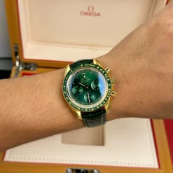 Đồng Hồ Omega Speedmaster Moonwatch 310.60.42.50.10.001 42mm Green Dial Yellow Gold Replica 1:1 – Top Quality Version