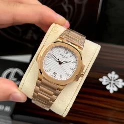 Đồng Hồ Patek Philippe Nautilus 7118/1R-001 35.2mm White Dial Rose Gold Replica 1:1 – Top Quality Version