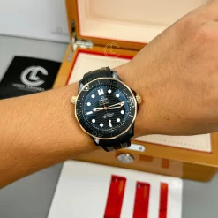 Đồng hồ Omega Seamaster Diver 210.62.44.20.01.001 42mm Black Dial Ceramic Replica 1:1 – Top Quality Version