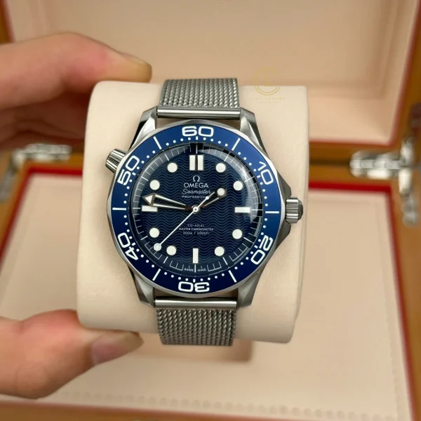 Đồng Hồ Omega Seamaster Diverv James Bond 60th Anniversary 210.30.42.20.03.002 42mm Blue Dial Steel Replica 1:1 – Top Quality Version