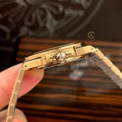 Đồng Hồ Patek Philippe Nautilus 7010/1R-011 32.5mm White Dial Rose Gold Replica 1:1 Top Quality Version