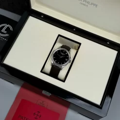 Đồng hồ Patek Philippe Calatrava 5227G-001 39mm Black Dial Steel Replica 1:1 – Top Quality Version