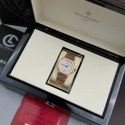 Đồng Hồ Patek Philippe Nautilus 7118/1R-001 35.2mm White Dial Rose Gold Replica 1:1 – Top Quality Version