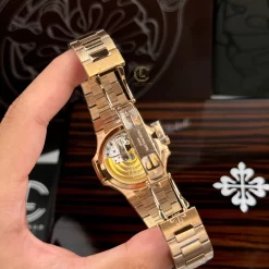Đồng Hồ Patek Philippe Nautilus 7010/1R-011 32.5mm White Dial Rose Gold Replica 1:1 Top Quality Version