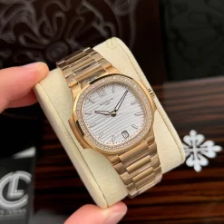 Đồng Hồ Patek Philippe Nautilus 7010/1R-011 32.5mm White Dial Rose Gold Replica 1:1 Top Quality Version