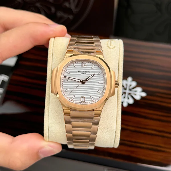 Đồng Hồ Patek Philippe Nautilus 7118/1R-001 35.2mm White Dial Rose Gold Replica 1:1 – Top Quality Version