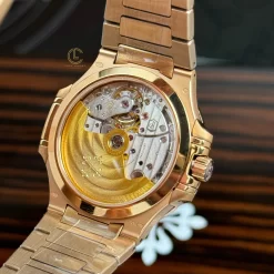 Đồng Hồ Patek Philippe Nautilus 7010/1R-011 32.5mm White Dial Rose Gold Replica 1:1 Top Quality Version