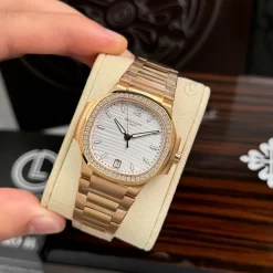 Đồng Hồ Patek Philippe Nautilus 7010/1R-011 32.5mm White Dial Rose Gold Replica 1:1 Top Quality Version