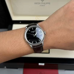 Đồng hồ Patek Philippe Calatrava 5227G-001 39mm Black Dial Steel Replica 1:1 – Top Quality Version