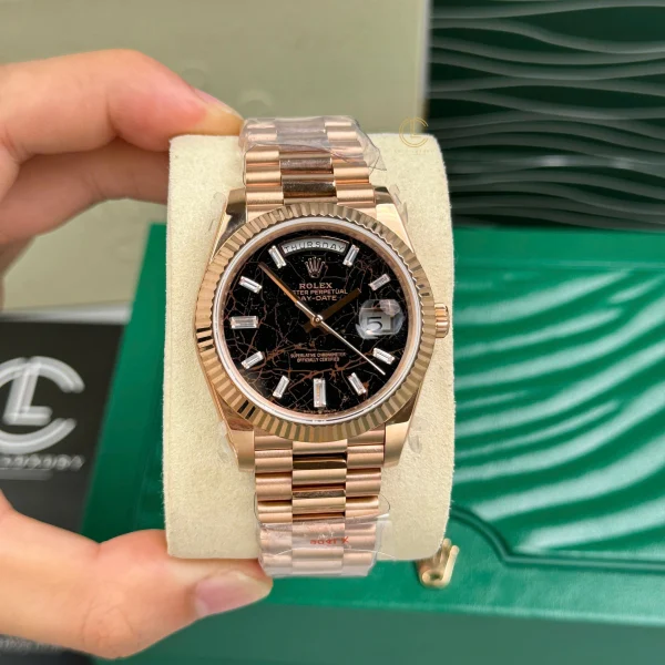 Rolex Day-Date 228235- 0045 mặt số Eisenkiesel Rose Gold Replica 1:1 – Top Quality Version