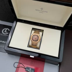 Đồng Hồ Patek Philippe Nautilus 5711/1R-001 40mm Chocolate Dial Rose Gold Replica 1:1 – Top Quality Version