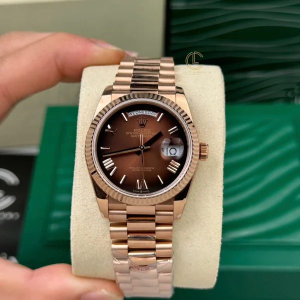 Đồng Hồ Rolex Day-Date 36mm 128235 Chocolate Dial Rose Gold Replica 1:1 – Top Quality Version