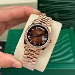 Đồng Hồ Rolex Day-Date 36mm 128235 Chocolate Dial Rose Gold Replica 1:1 – Top Quality Version