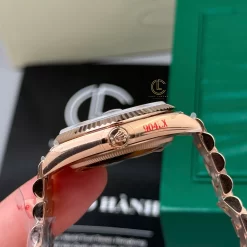 Đồng Hồ Rolex Day-Date 36mm 128235 Chocolate Dial Rose Gold Replica 1:1 – Top Quality Version