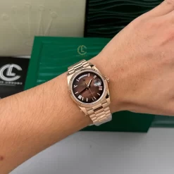 Đồng Hồ Rolex Day-Date 36mm 128235 Chocolate Dial Rose Gold Replica 1:1 – Top Quality Version