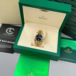 Đồng hồ Rolex GMT-Master II M126718GRNR-0001 40mm Black Dial Yellow Gold Replica 1:1 – Top Quality Version
