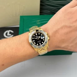 Đồng hồ Rolex GMT-Master II M126718GRNR-0001 40mm Black Dial Yellow Gold Replica 1:1 – Top Quality Version