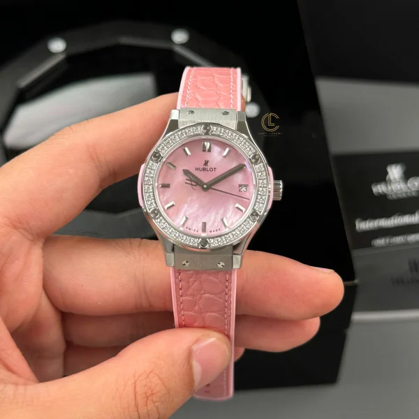 Đồng hồ Hublot Classic Fusion Pink Pearl 581.NP.6210.LR.1204.JPN17 33mm Replica 1:1 – Top Quality Version