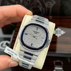 Patek Philippe Nautilus 5712/1A 40mm Demi Baugette Blue Full Moissanite HongKong Replica 1:1 – Top Quality Version